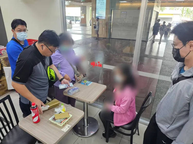 警方當場查獲車手葉女(紫衣大媽)並起獲贓款及作案手機等物。翻攝畫面