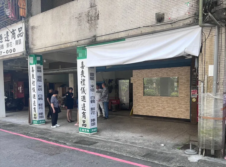 警方獲報後已第一時間派員前往，並要求店家將擺設物清除。翻攝照片