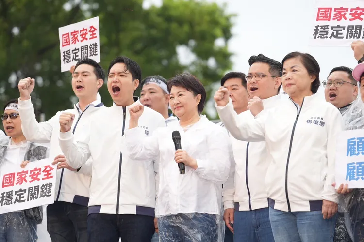 台中市長盧秀燕，26日率中部25民代現身凱道遊行。李俊毅攝影