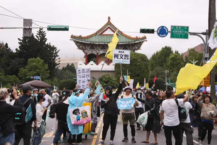 4/26凱道遊行，現場民眾手持罷免標語。彭欣偉攝