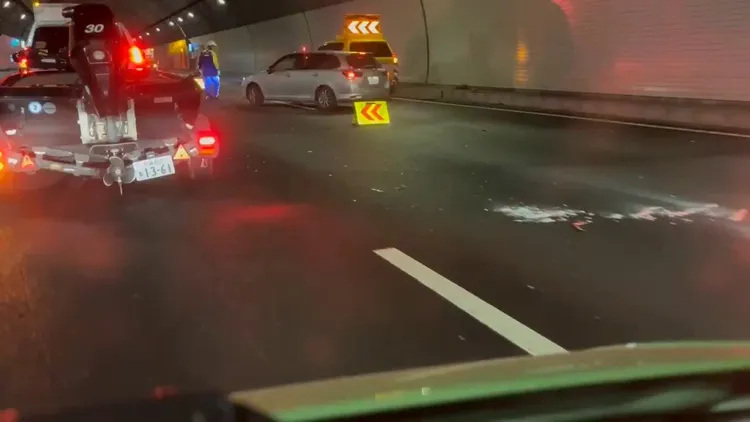 車禍現場碎片散落，3線道只留1個車道行車。翻攝X