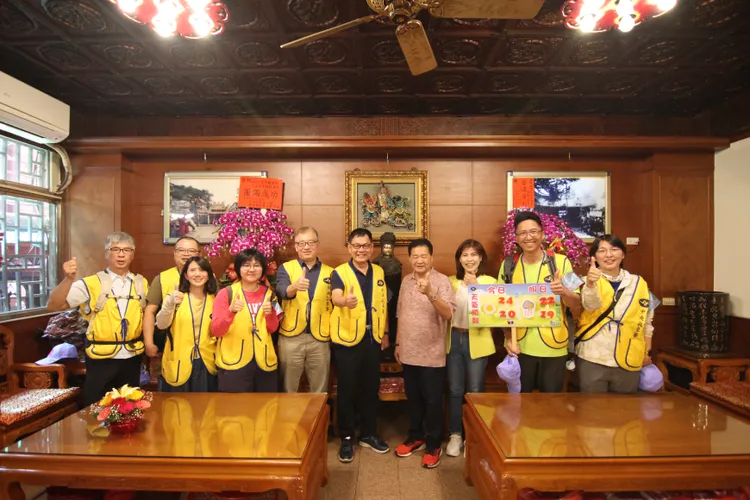 氣象署長呂國臣與資深預報員伍婉華親自率隊，在鎮瀾宮前進行氣象播報。中央氣象署提供