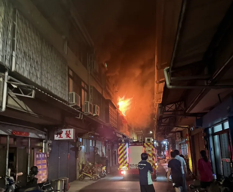 警消到場時，民宅3樓陷入一片火海，林女與2幼女受困，林女前夫到場一度想衝入內救人。翻攝照片