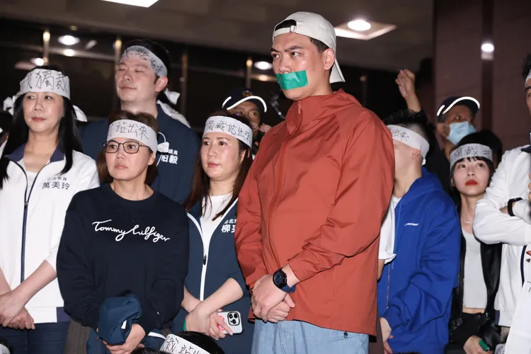 藍營議員與罷團領銜人到北檢外陳抗。彭欣偉攝