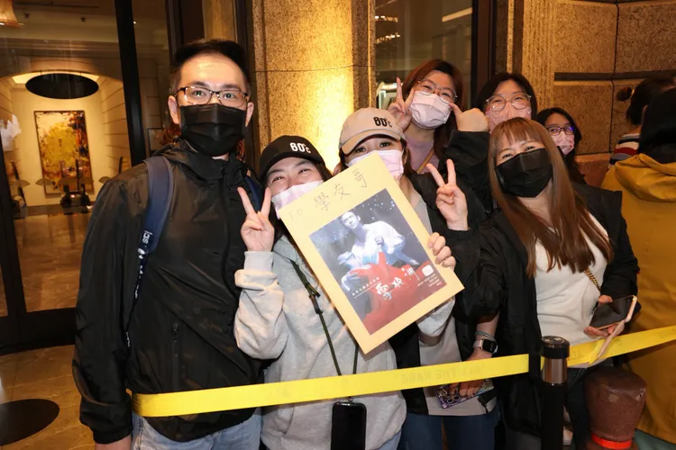 張學友歌迷在飯店外，希望一睹歌神風采。彭欣偉攝