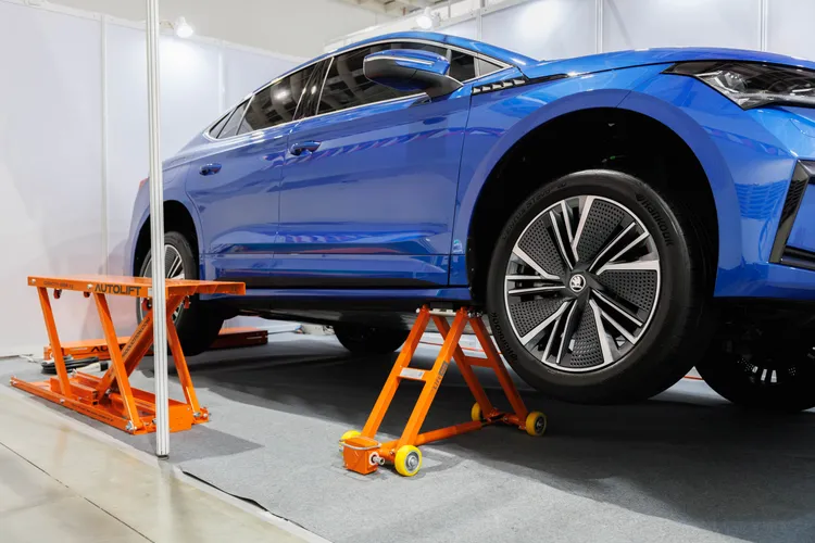 AUTOLIFT升降設備結合Škoda Enyaq Coupé展演捷克工程工藝。業者提供