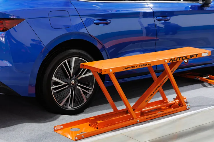 AUTOLIFT TWIN車輛升降平台，展現高效節能維修利器。業者提供