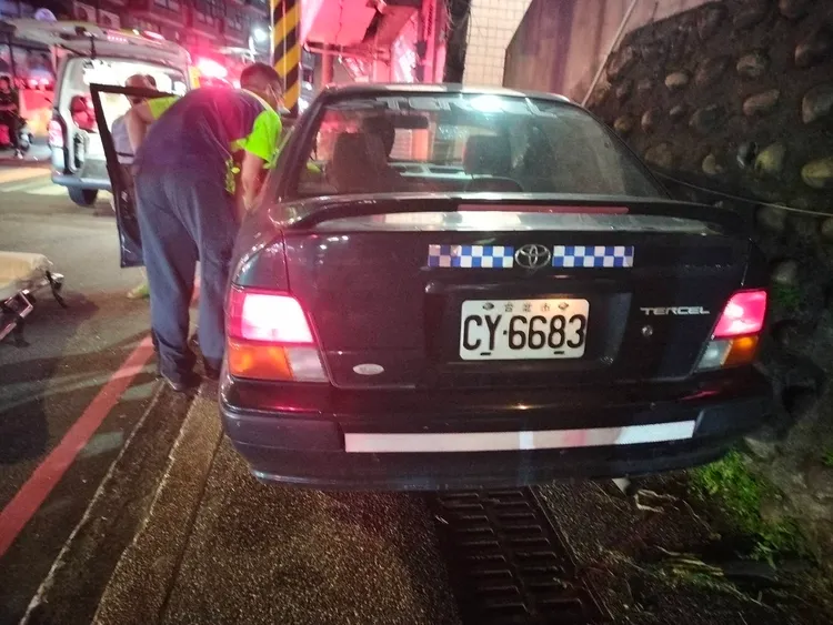 一部轎車失控撞上3機車，造成現場5人受傷。翻攝照片