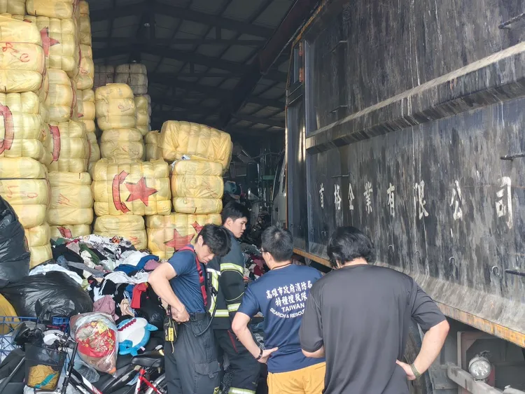 舊衣回收廠舊衣倒塌，女員工被壓命危，送醫急救。翻攝畫面