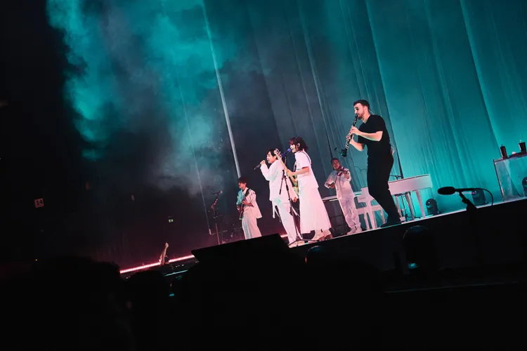 蘇打綠在柏林邀請合作十年的指揮Bernd Ruf以及德國交響樂團GermansPop Orchestra同台演出。圖／緒風提供