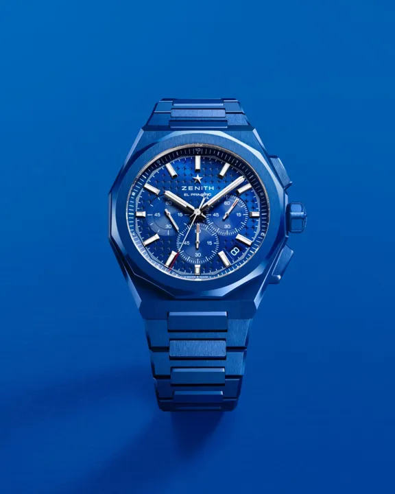 ZENITH DEFY SKYLINE天際線計時碼錶，42mm，藍色陶瓷錶殼，藍色太陽紋錶盤，藍色陶瓷錶鍊/藍色橡膠錶帶，El Primero導柱輪自動計時機芯，動力儲存60小時，防水深度100米，全球限量160只，83萬3500元。品牌提供