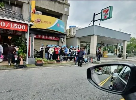 林志潔曝光疑似是移工在新竹欲北上集會的集合情形，恰巧也戴著國民黨立委鄭正鈐字樣的帽子。翻攝自林志潔臉書