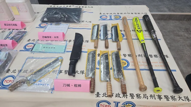 警方查獲刀械。警方提供