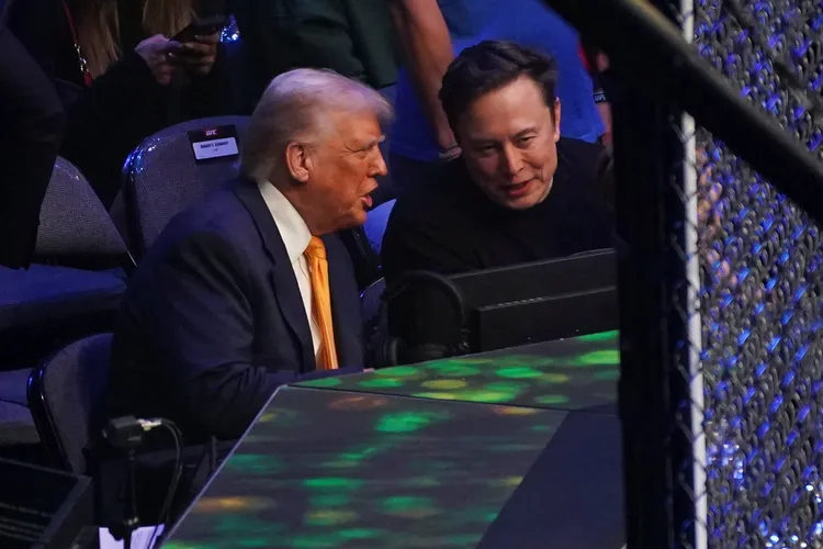 川普4月13日與馬斯克一起觀賞格鬥競技。路透社