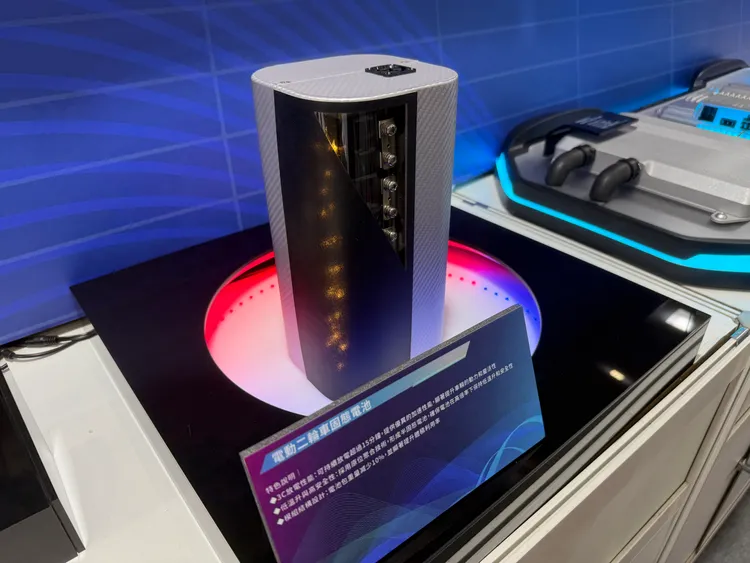 鴻海的電動二輪車半固態電池。呂承哲攝