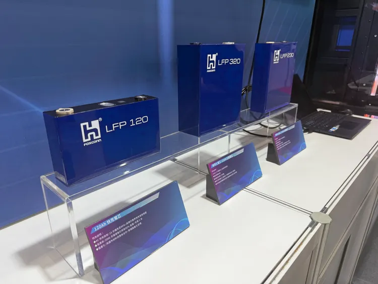 鴻海生產「Made In Taiwan」的「磷酸鐵鋰電芯（LFP）」。呂承哲攝