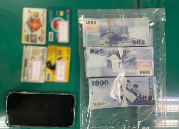 警方在胡女身上發現提款卡、贓款及喪屍菸彈等證物。翻攝照片