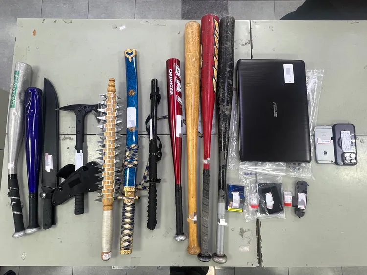 警方起出棍棒等大批證物。民眾提供