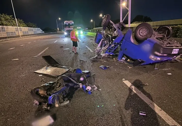 阮男的小貨車幾乎被撞爛。翻攝照片