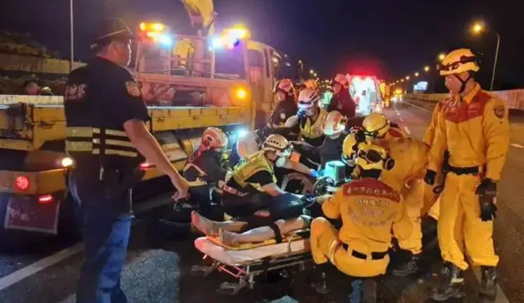 消防人員以機具破壞將阮男脫困送醫，最後仍回天乏術。翻攝照片