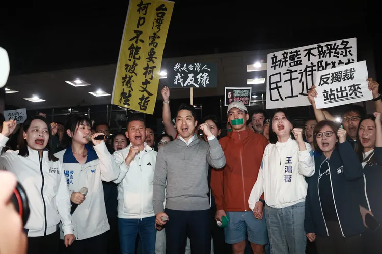 國民黨號召支持者到台北地檢署 國民黨立委許宇甄(左起)、發言人楊智伃、台北市議長戴錫欽、台北市長蔣萬安、罷瑤團體召集人賴苡任、立委王鴻薇、台北市議員游淑慧、柳采葳。彭欣偉攝