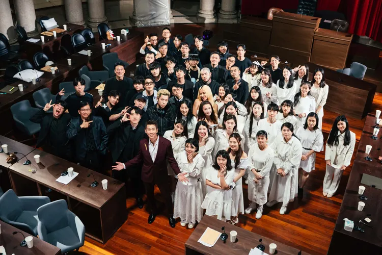 陶喆MV邀來導演李伯恩操刀，導演打造容納60位男女的議事廳，上演「愛情激辯擂台戰」。