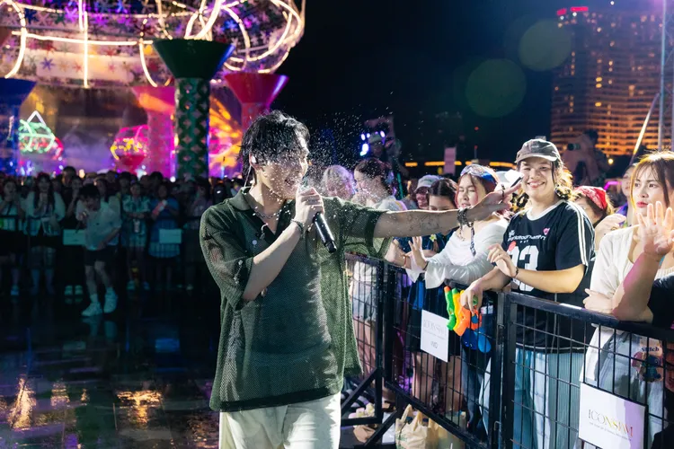 展瑞被現場觀眾水槍猛攻。星展娛樂提供