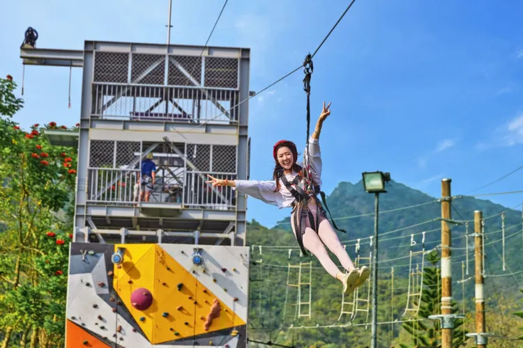 台南趣淘漫旅依人數贈送早餐、六項冒險活動體驗、復古煤油燈DIY材料包、龜丹溫泉湯饗券及曾文水庫門票，以及「凱撒雙色印花聯名餐墊組」乙組。凱撒飯店連鎖提供