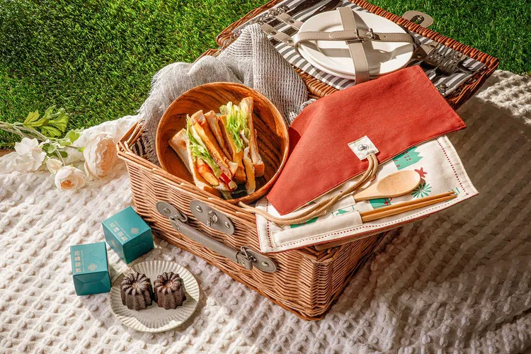 入住板橋凱撒大飯店「法式野餐電影假期」住房專案加贈花磚甜點可麗露乙組。凱撒飯店連鎖提供