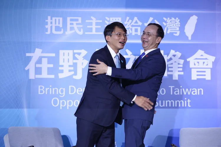 國民黨主席朱立倫、民眾黨主席黃國昌擁抱。彭欣偉攝