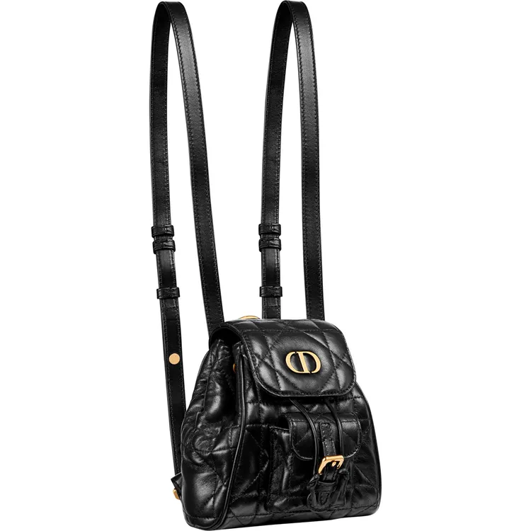 Dior Caro 黑色籐格紋小羊皮迷你後背包，9萬1000元。品牌提供
