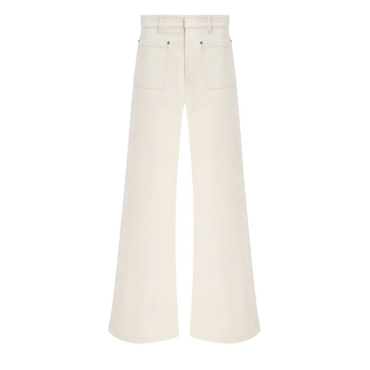 Dior米白色喇叭牛仔褲，7萬6000元。品牌提供