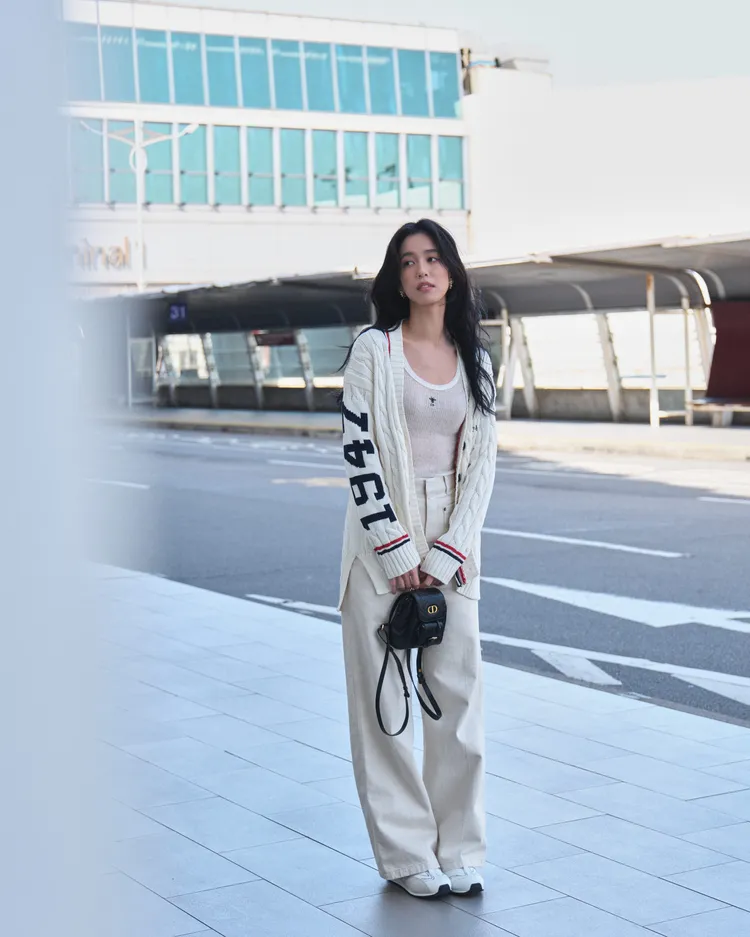 陳庭妮以全白穿搭配上黑色籐格紋小羊皮迷你後背包。品牌提供