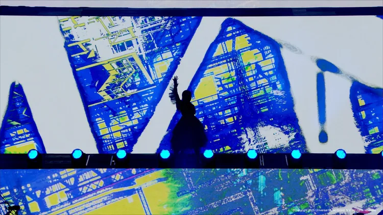 Ado演出時以剪影的方式亮相。台北双喜電影提供