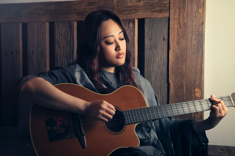 家家私下嗜好喜歡彈吉他沉澱心情，也激發創作靈感。圖／相信音樂提供