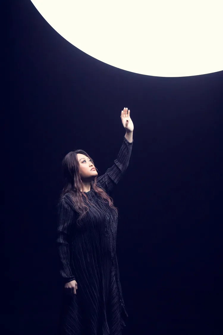 家家透過新歌《月不落》解思鄉愁。圖／相信音樂提供