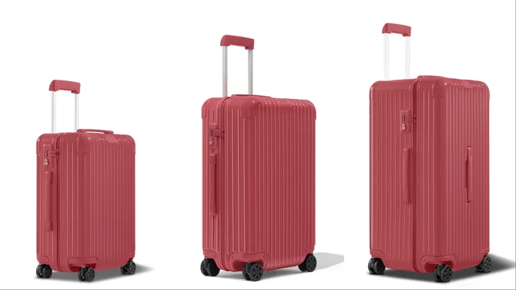 RIMOWA Granada石榴紅21吋Cabin／3萬500元（左起）、26吋Check-In M／3萬5200元、31吋Trunk Plus／4萬8400元。品牌提供