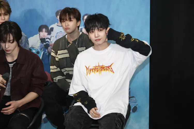 明宰鉉在隊友回答時，不停比臉頰愛心圈媒體。彭欣偉攝