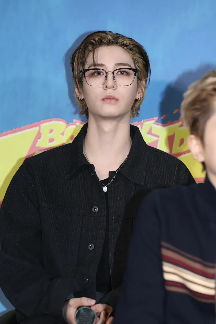 LEEHAN戴著眼鏡，展現高冷的氣息。彭欣偉攝