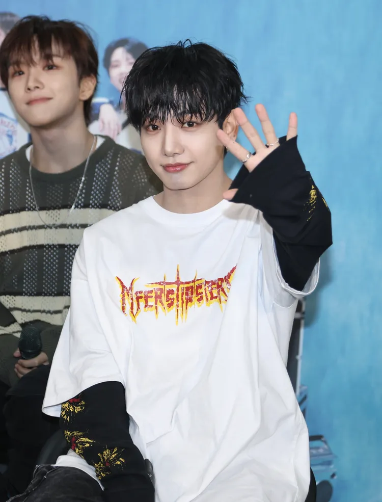 明宰鉉不時對著媒體擺動作拍照。彭欣偉攝