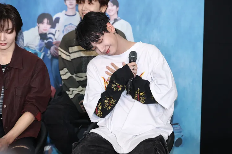 明宰鉉講完「ONEDOOR是我們的青春」後，擺出心臟爆擊的動作。彭欣偉攝