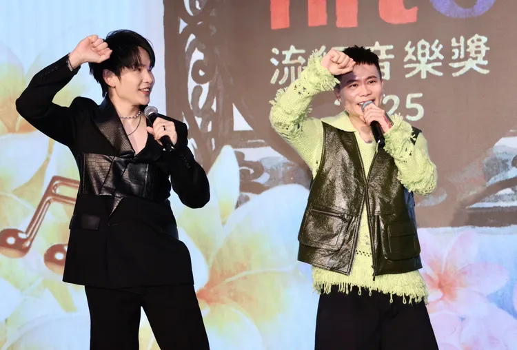 牛奶（左）教蕭秉治跳新歌《同病相戀》舞蹈。莊宗達攝