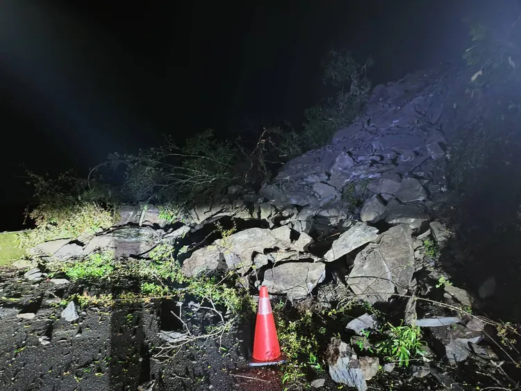 大雪山林道29.4K土石崩落無法通行。林保署提供
