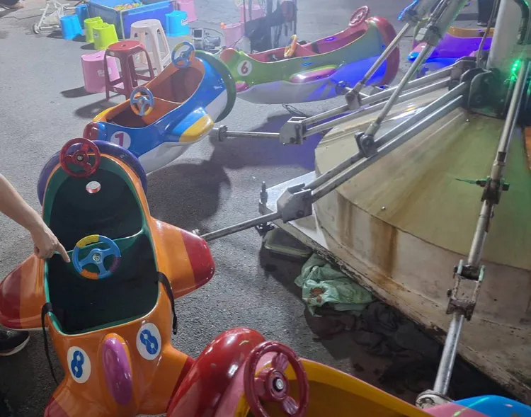 飛行船突然180度翻覆，2姊妹當場重摔。翻攝照片