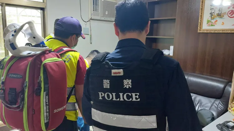 警方進入屋內控制男子。桃園警分局提供