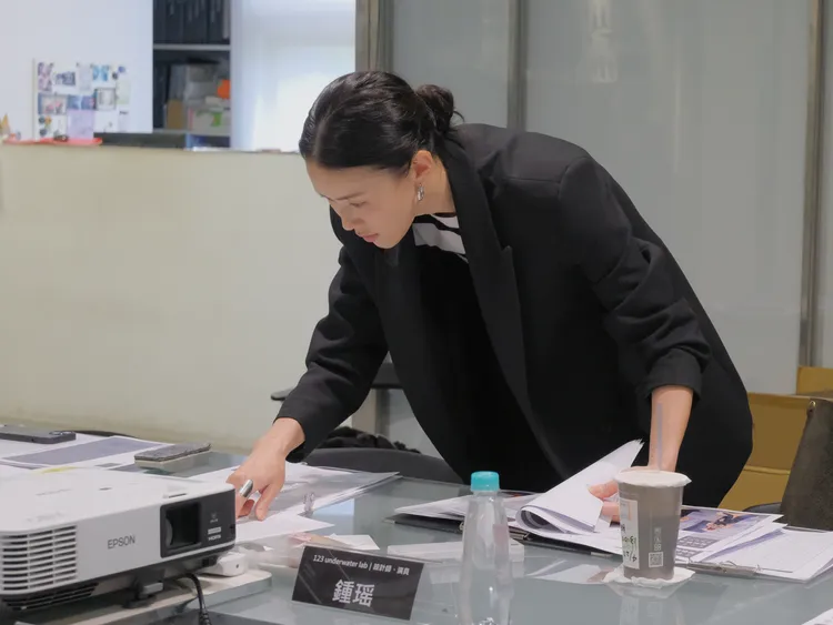 鍾瑶細心點評每一件作品。星星相藝提供