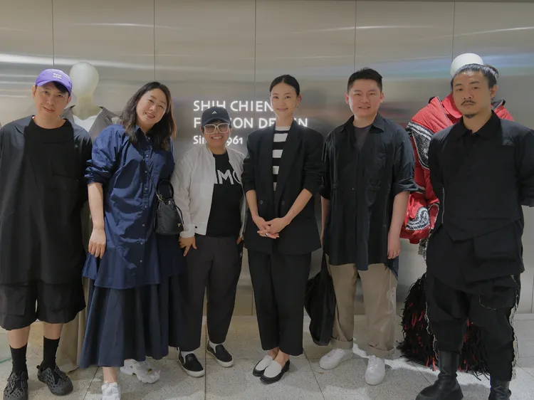 評審團王舜民（左起）、謝可珍、系主任董雅卉、鍾瑶、范承宗和郭瑋合影。星星相藝提供