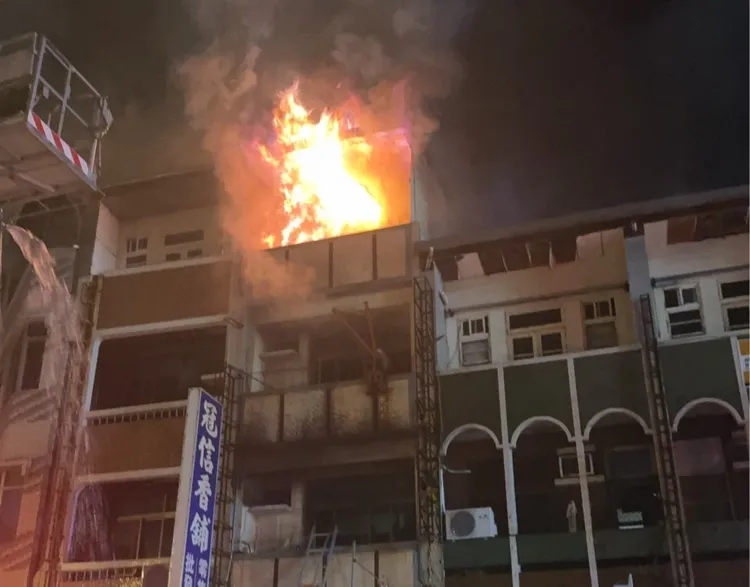 火舌從屋內竄出，還延燒到兩旁鄰居房屋。民眾提供