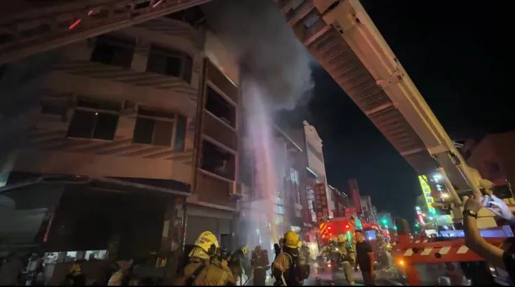 警消出動雲梯車，從各方位射水滅火。民眾提供