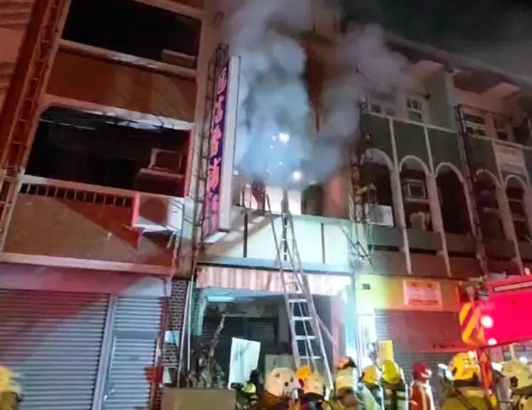 屋內堆滿金紙、爆竹等易燃物，不時傳來爆裂聲。民眾提供